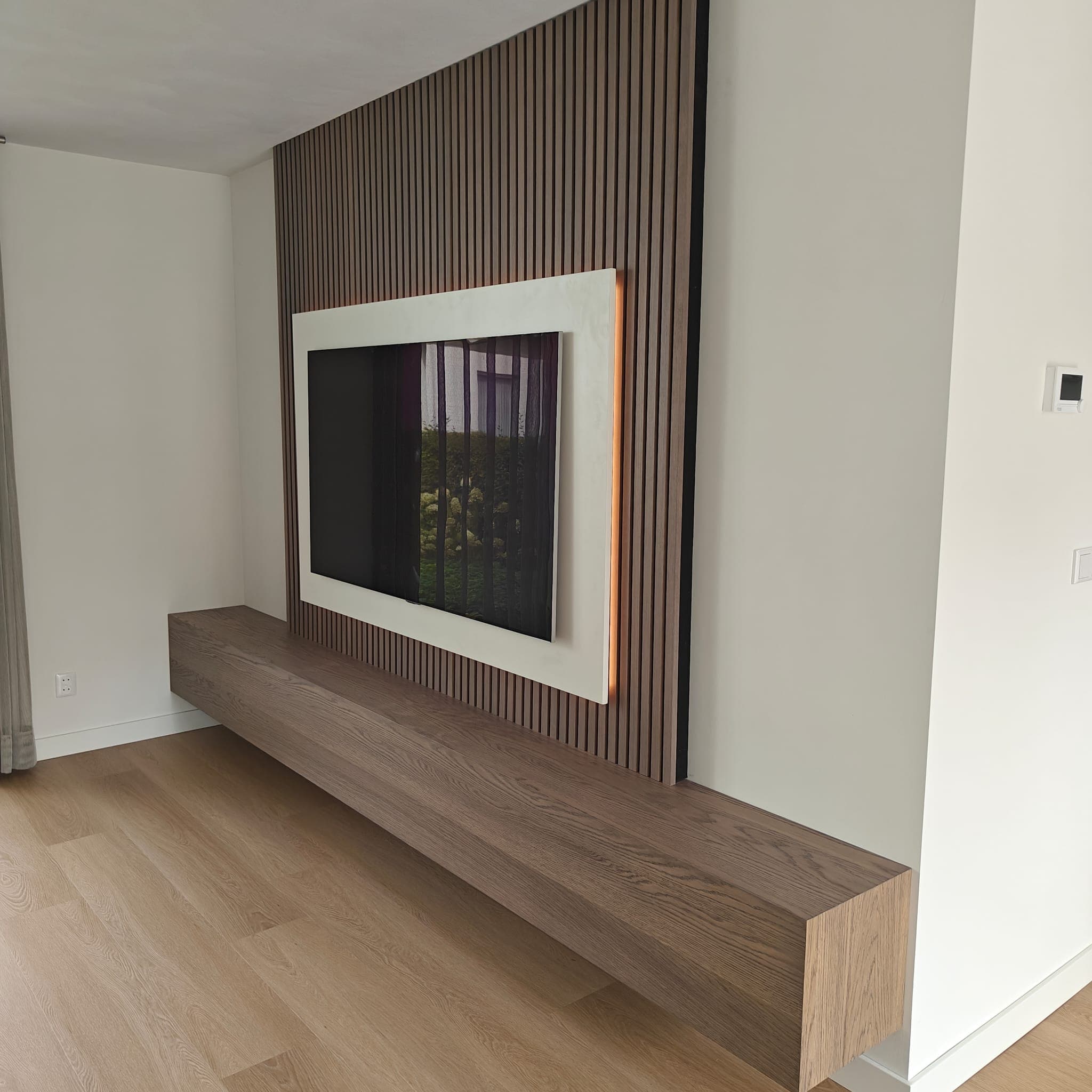 Warm houten wandmeubel met verlichting op maat
