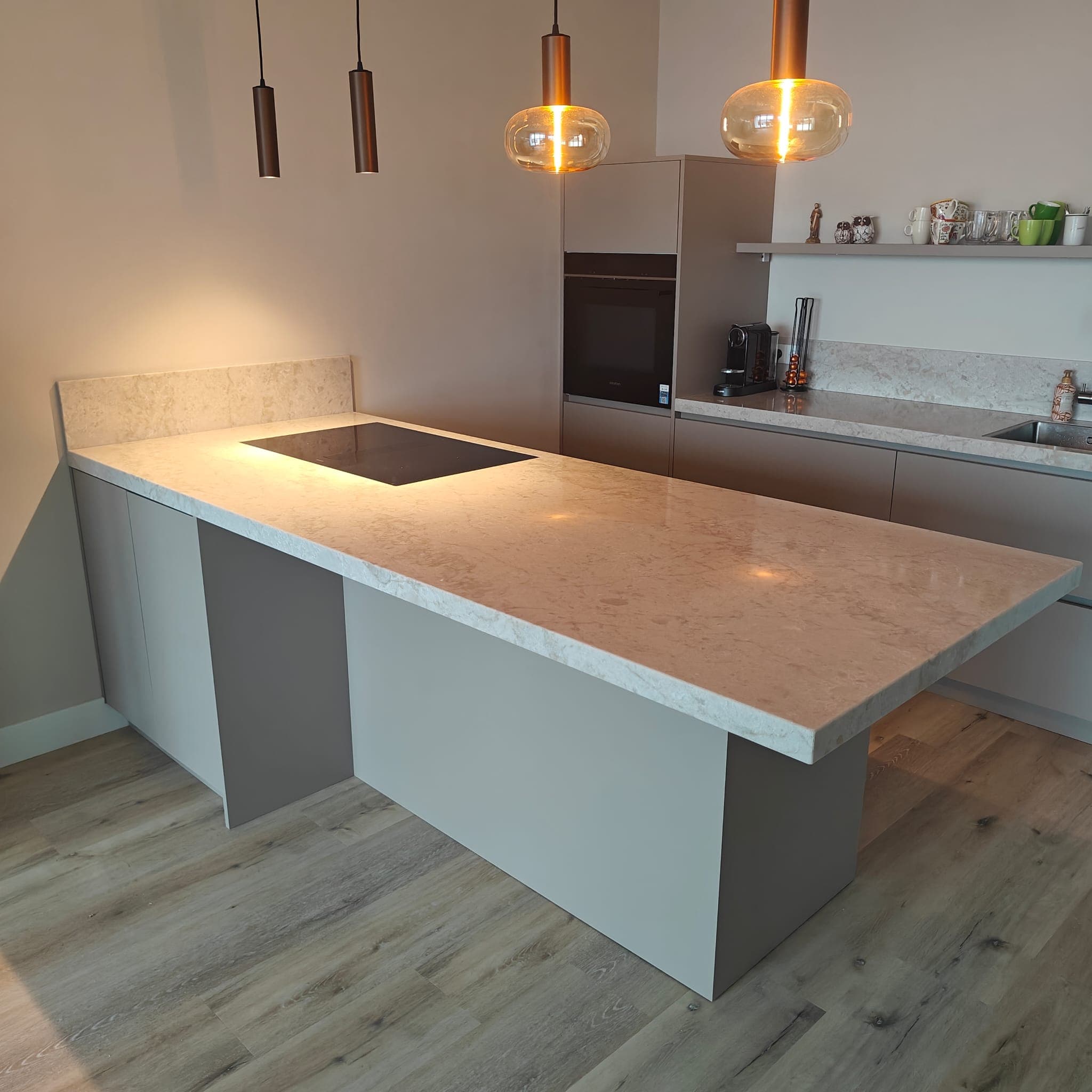 Kookeiland met natuurstenen blad