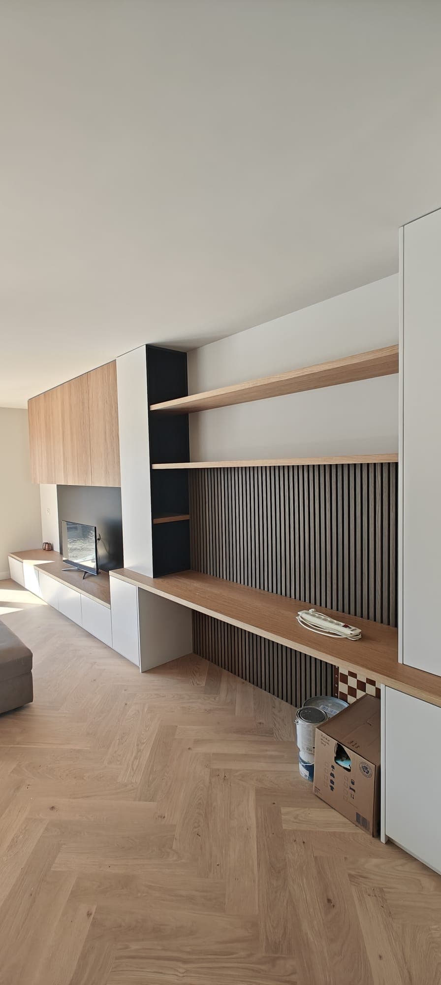 Maatwerk wandmeubel met lattenwand