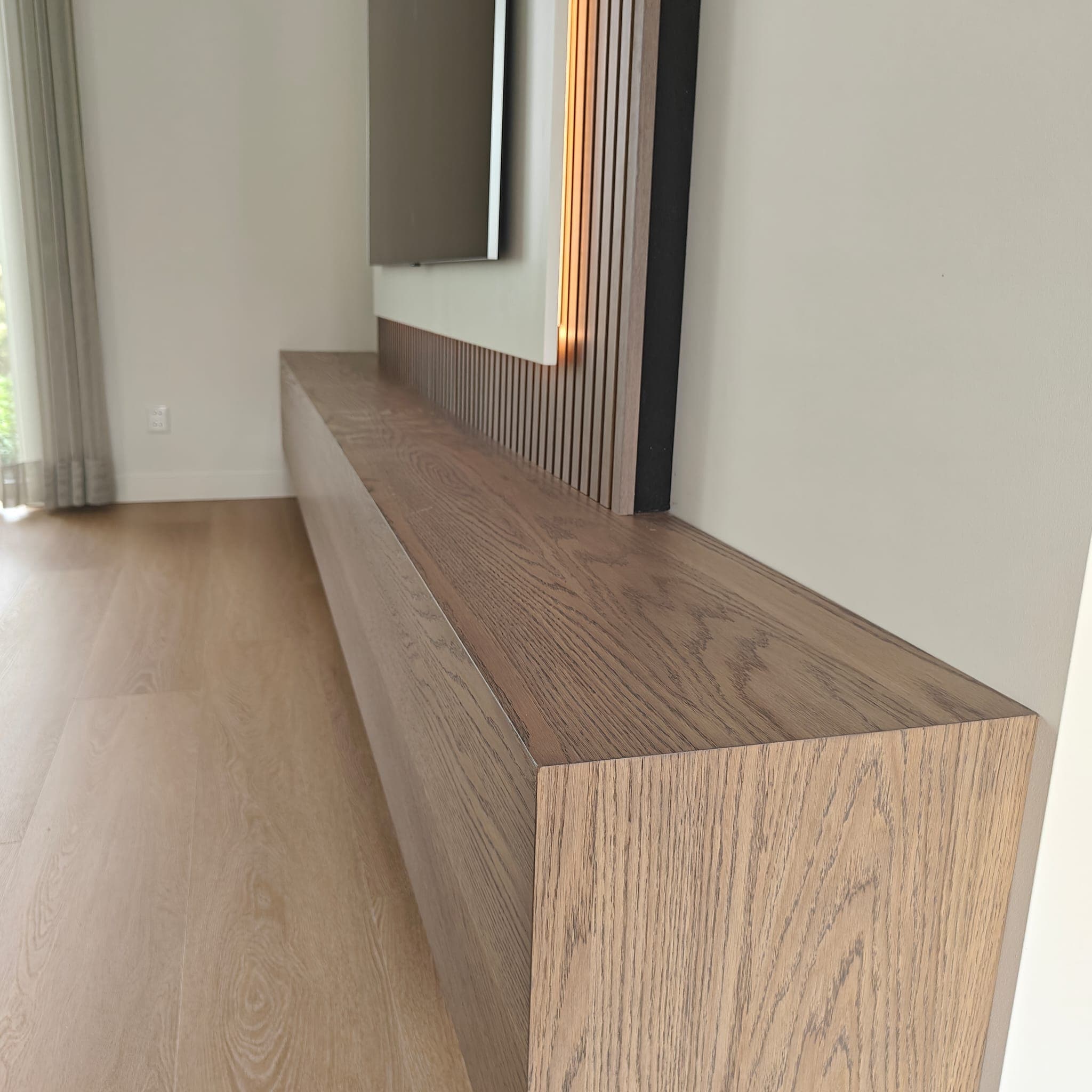 Zwevend houten dressoir op maat