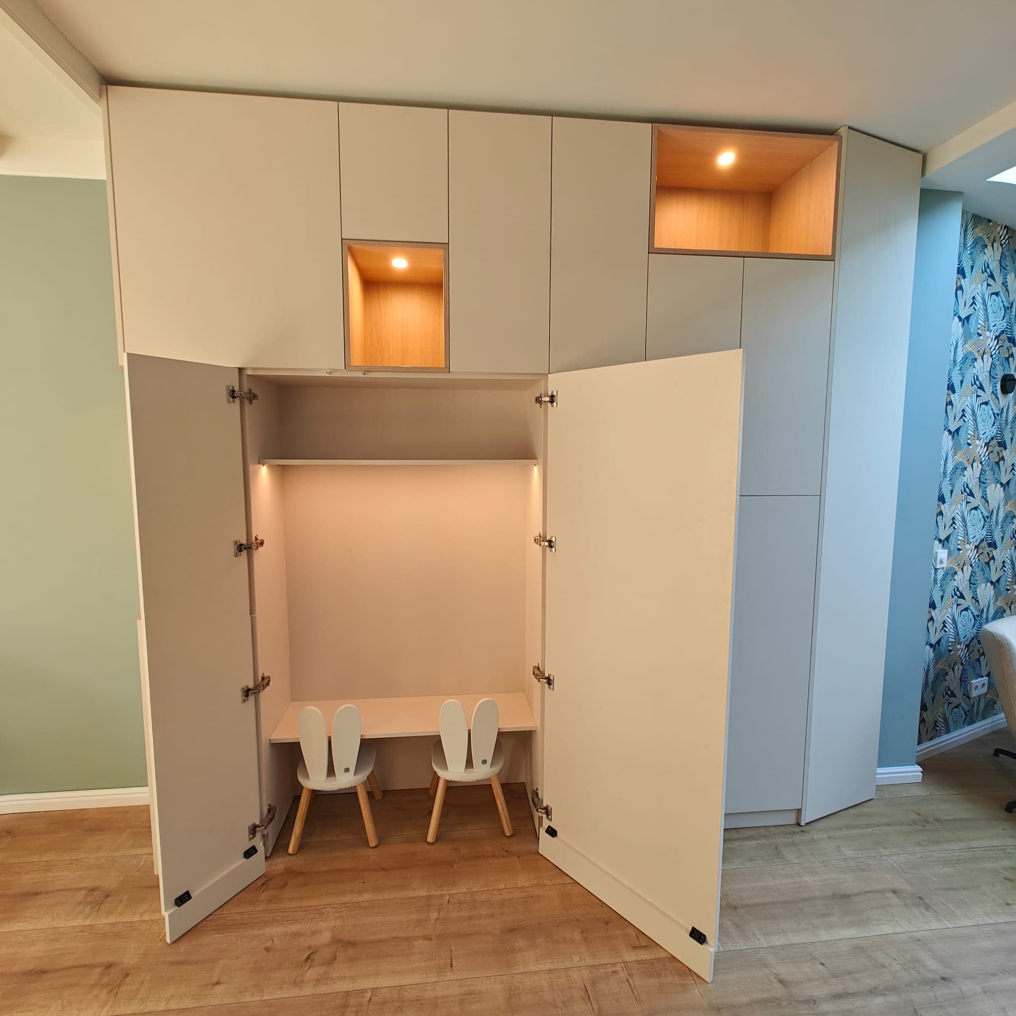 Kastenwand met open werkplek