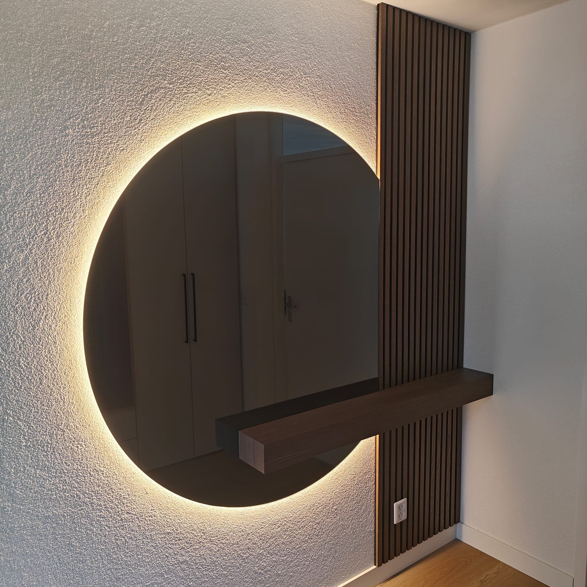 Ronde spiegel met ledverlichting op lattenwand