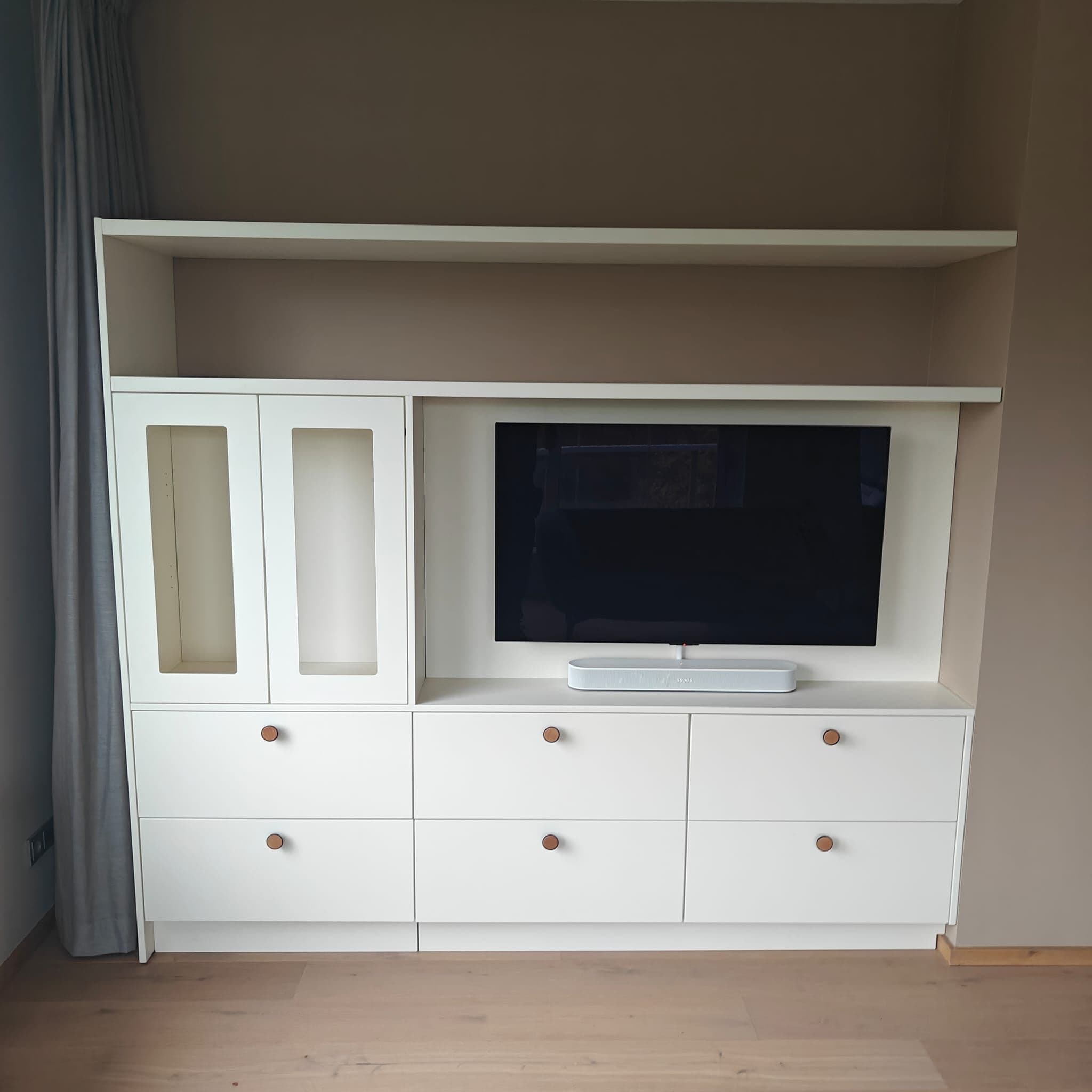 Tv-meubel met vitrine en lades