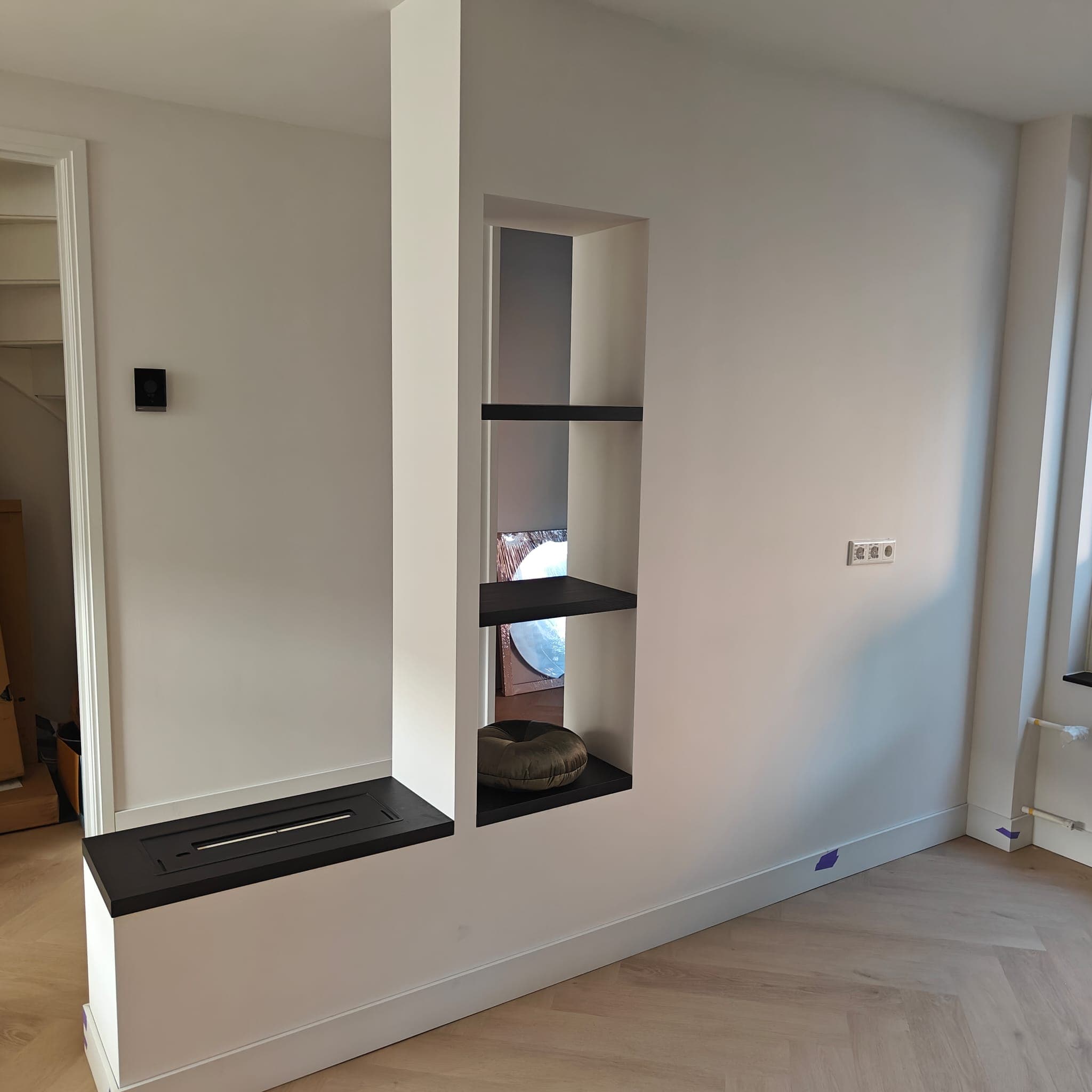 Wandnis met zwarte legplanken
