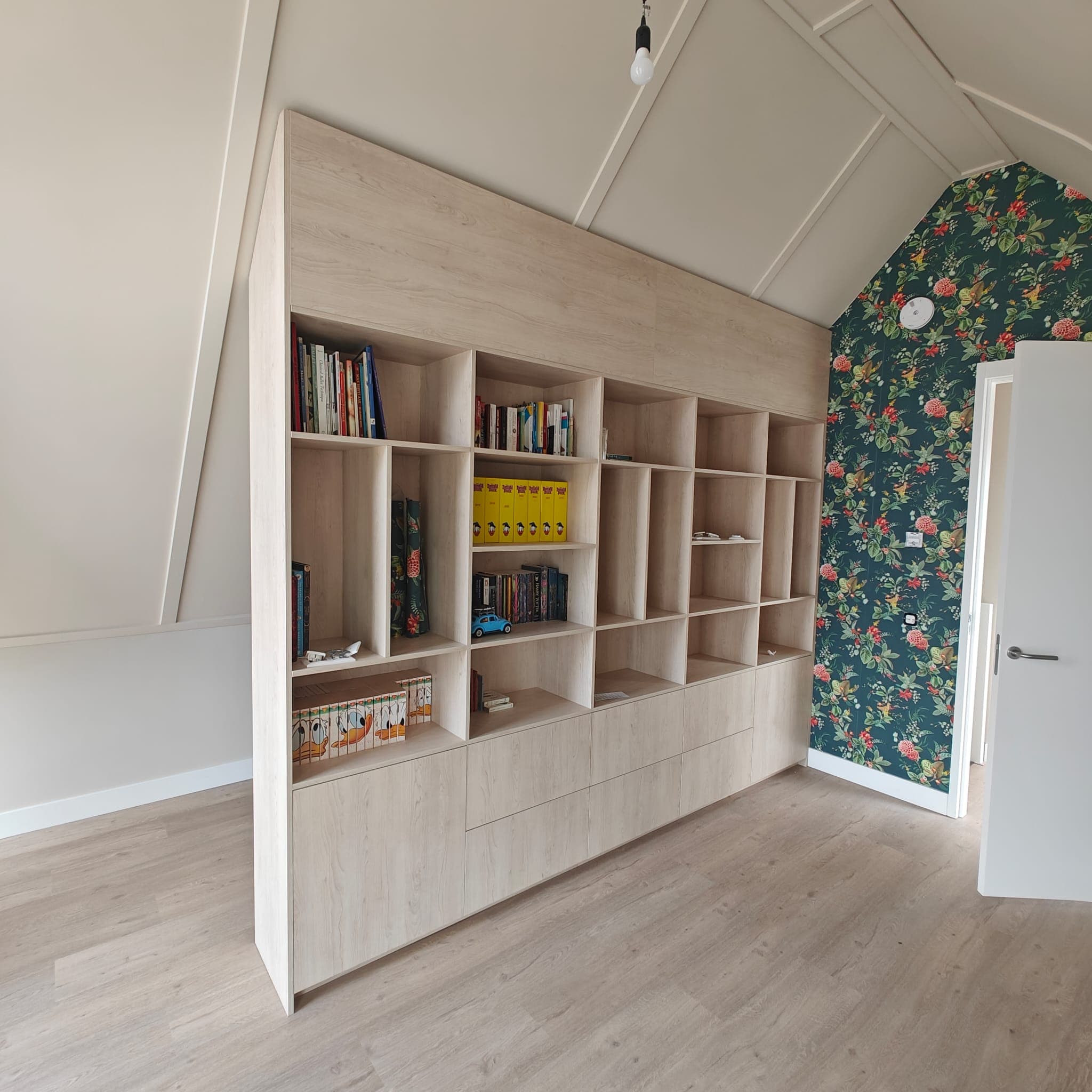 Boekenkast op maat onder schuin dak