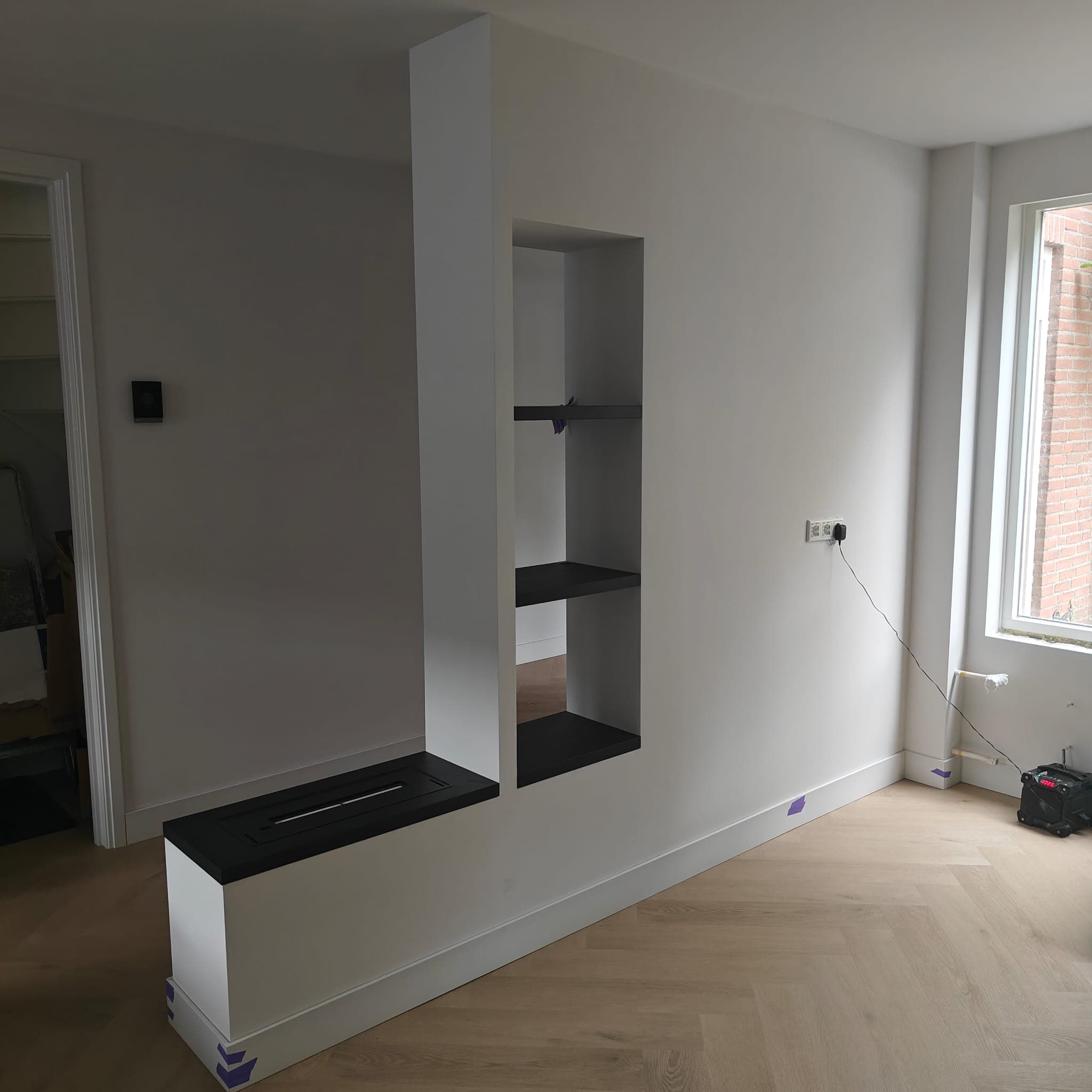 Wandmeubel met zwarte nis