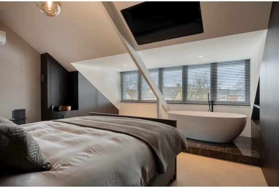 Slaapkamer met vrijstaand bad