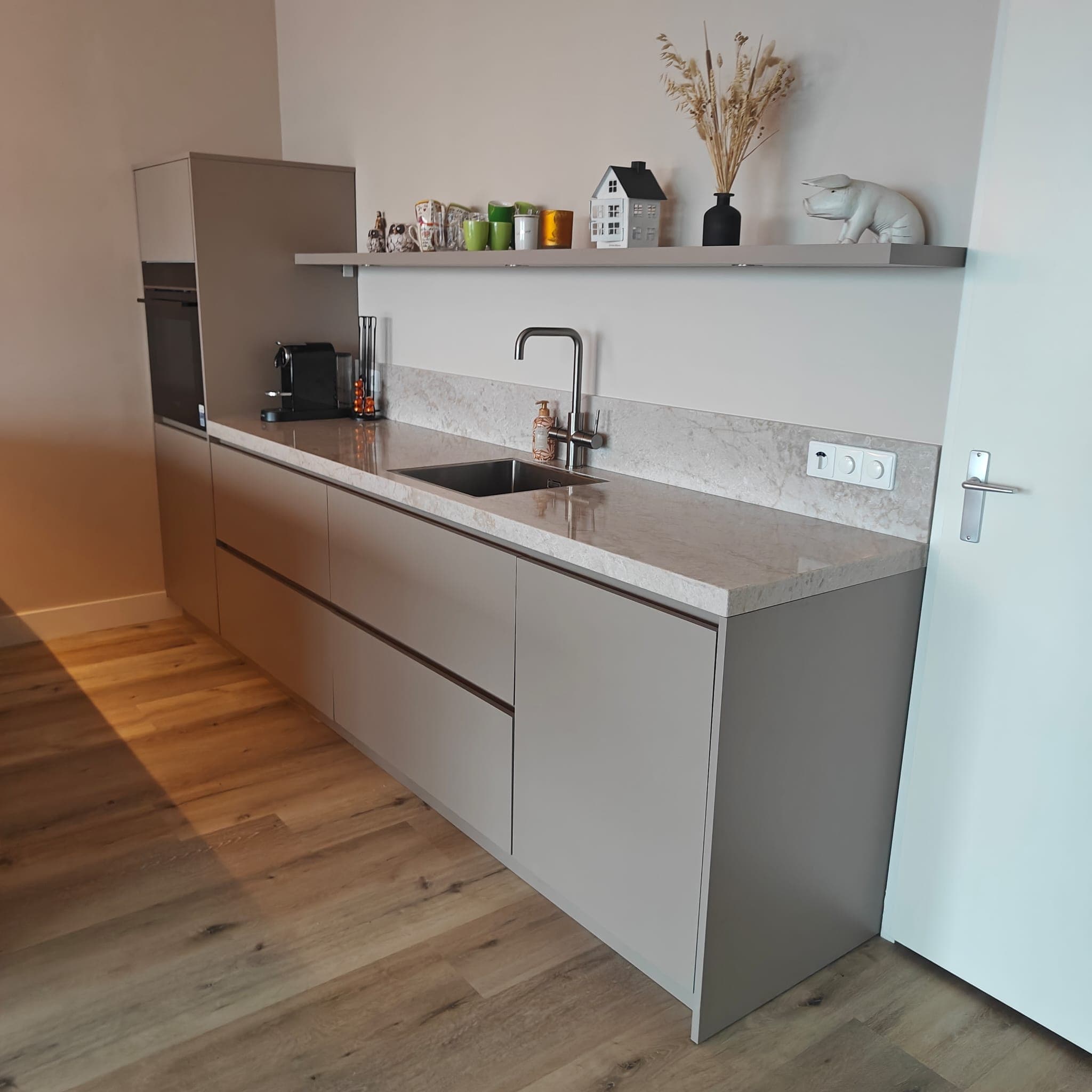 Strakke keuken met zwevende plank