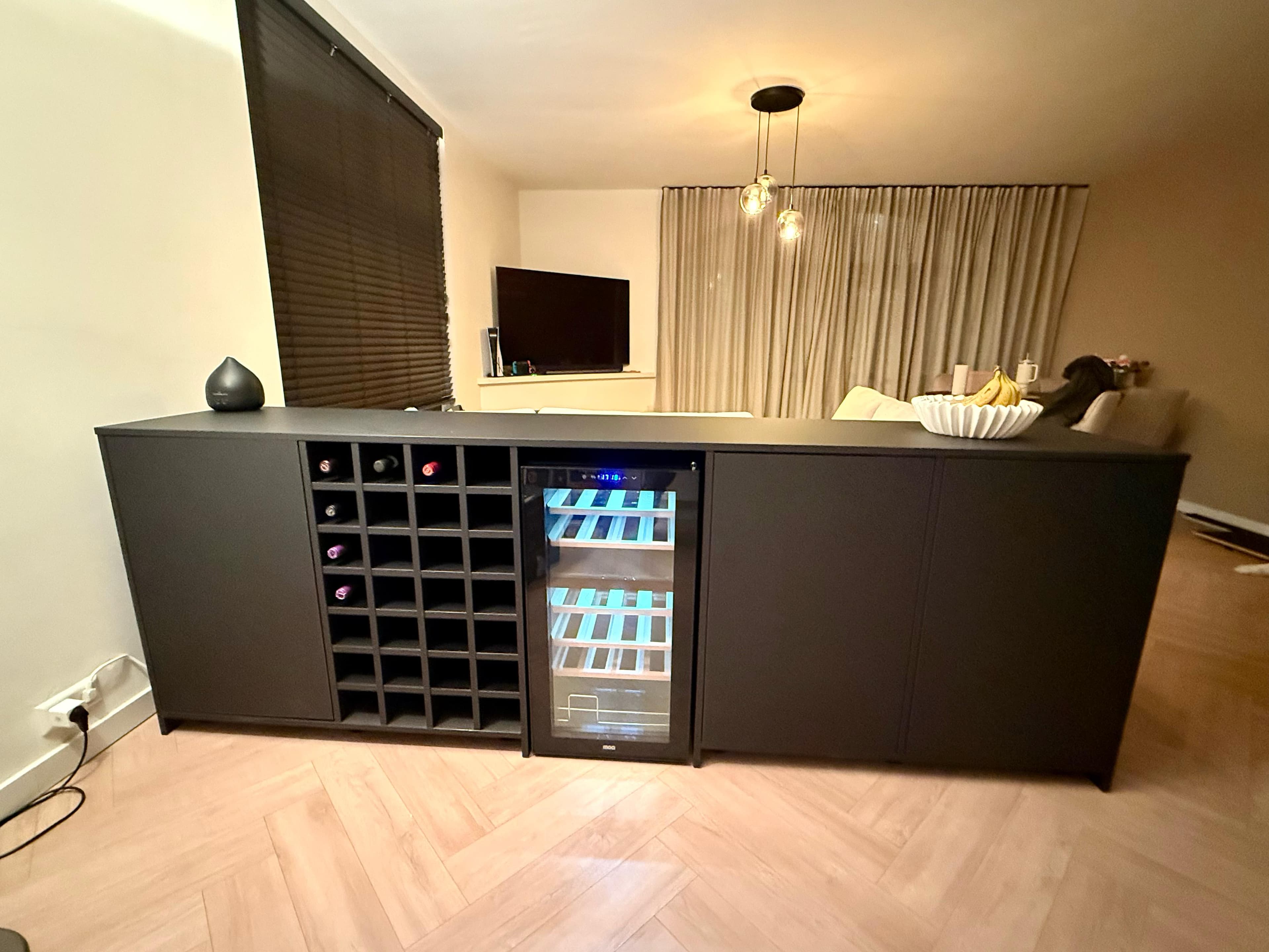 Woonkamer dressoir met wijnklimaatkast