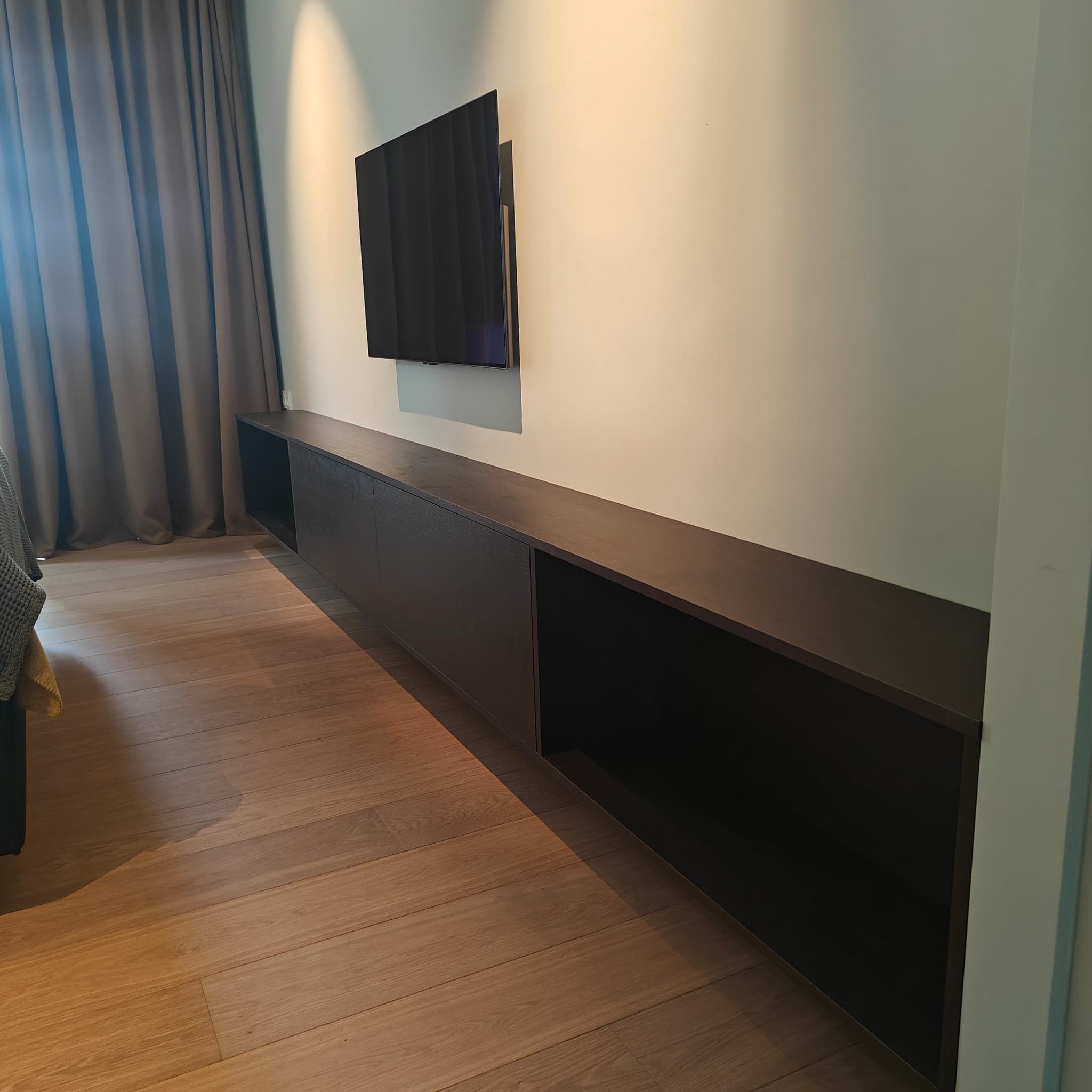 Tv-wand met zwevend meubel