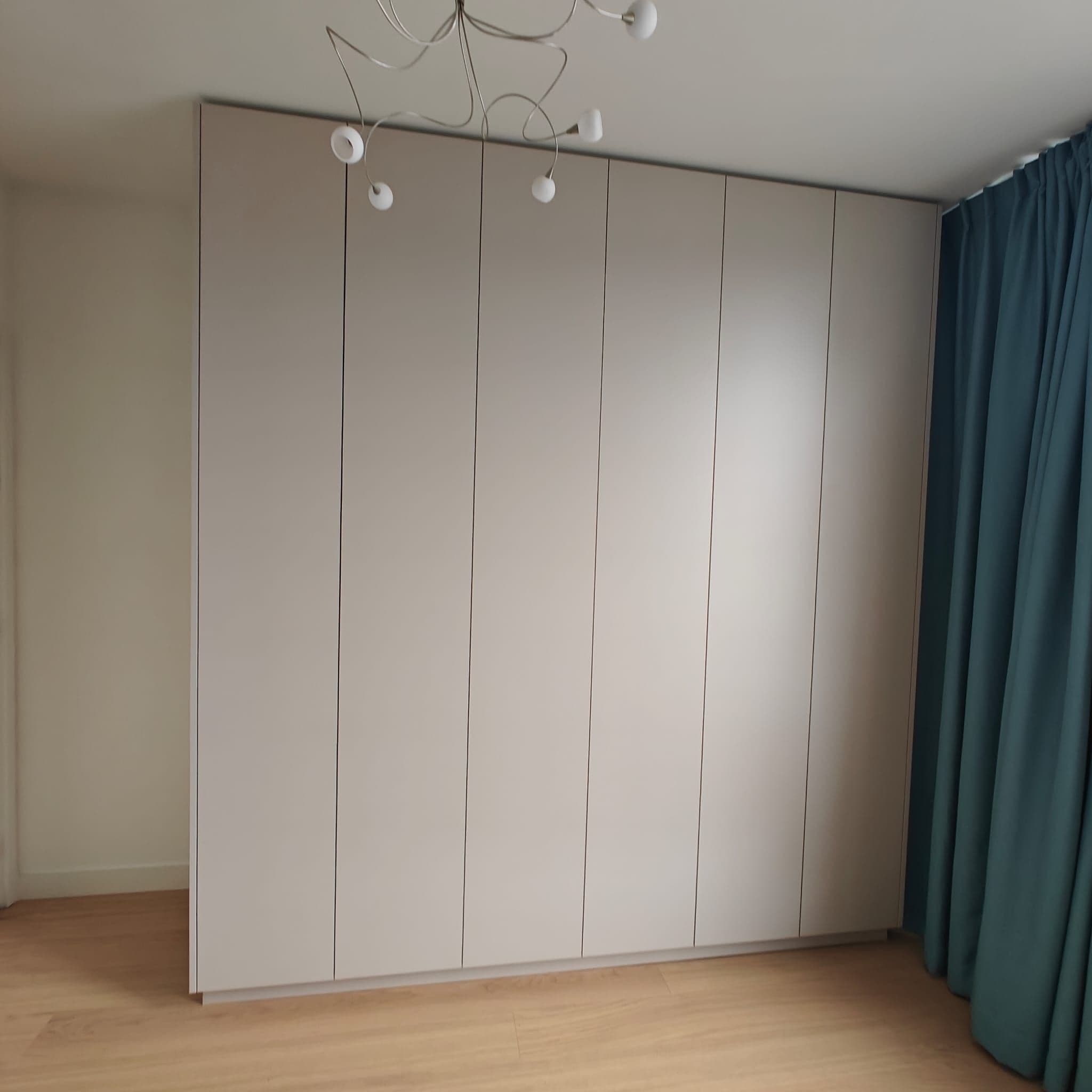 Kledingkast op maat met greeploze fronten