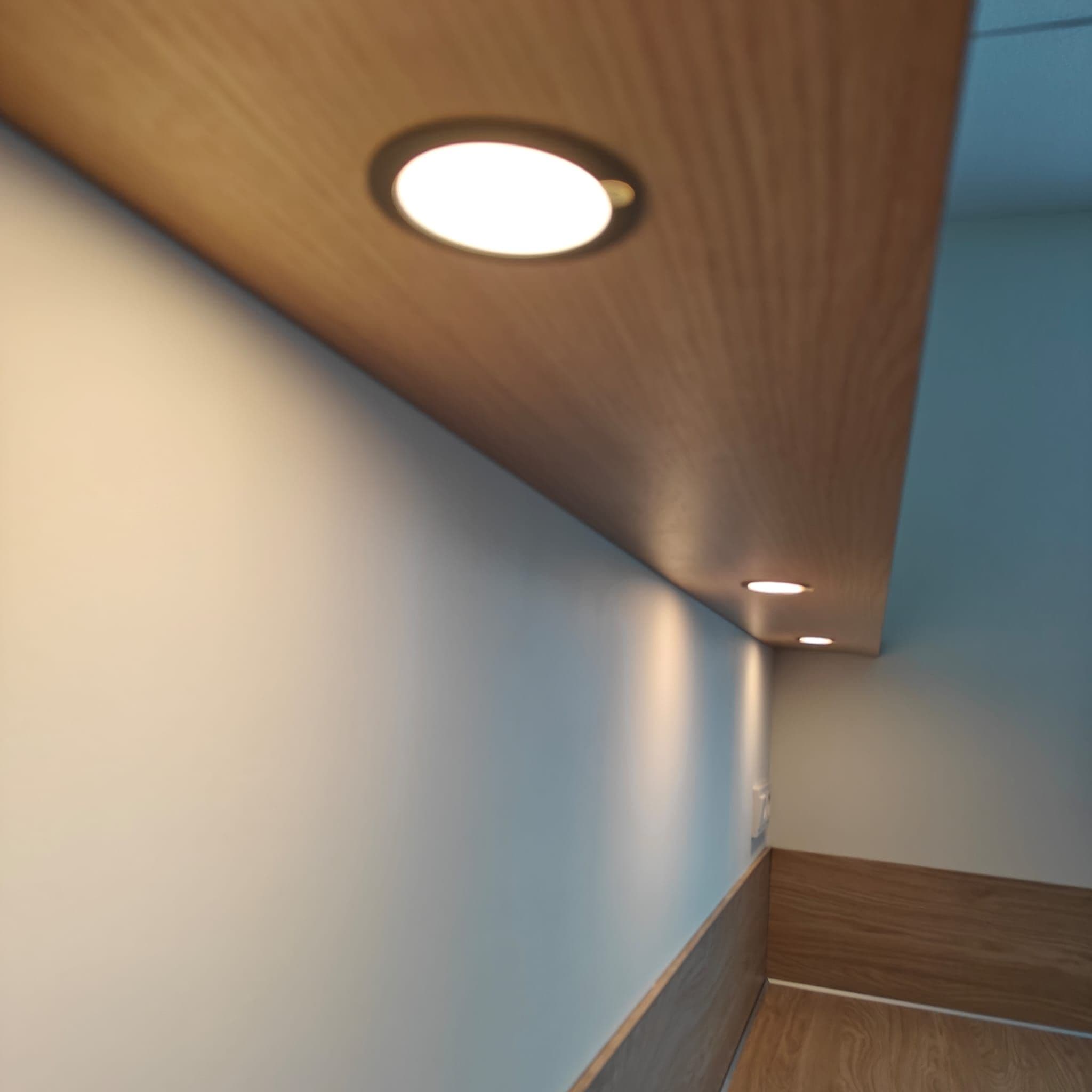 Sfeervolle inbouwverlichting in houten plafond