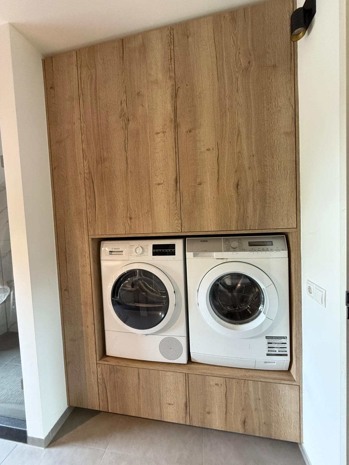 Wasmachine en droger in houten ombouw