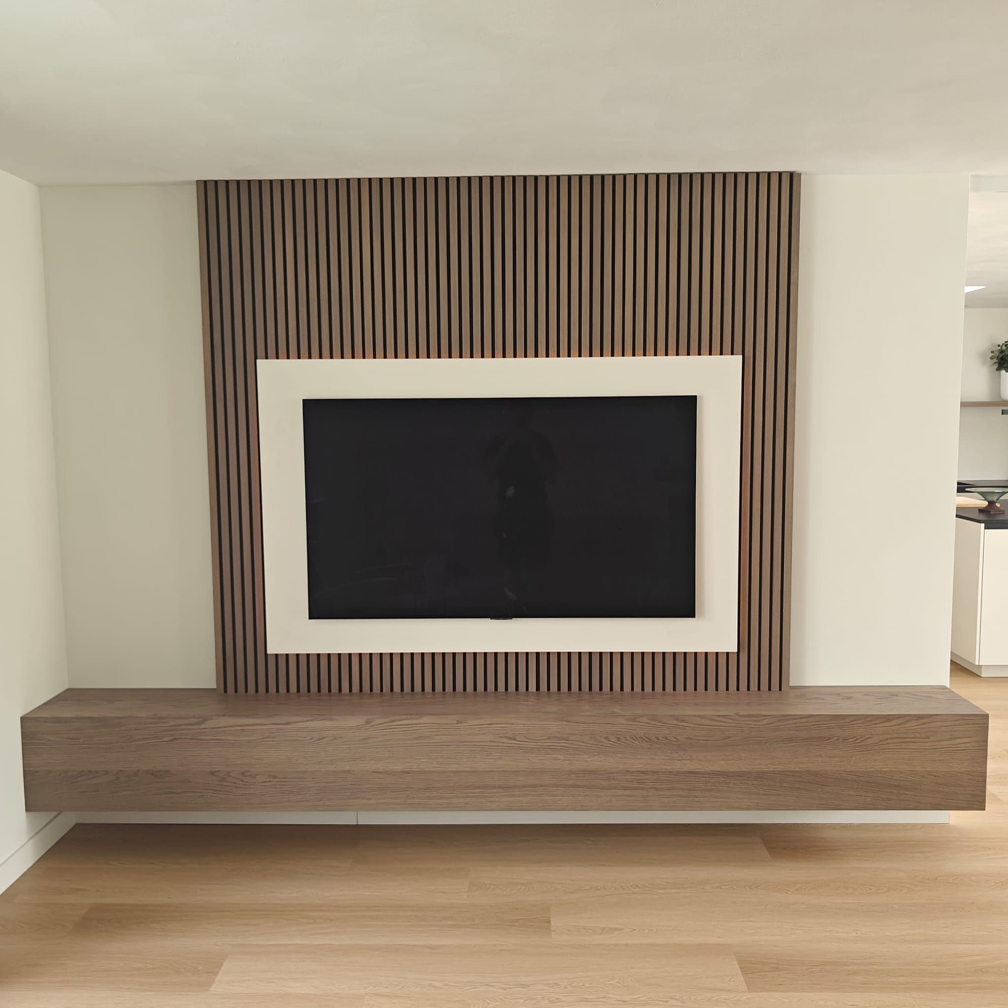 Cinewall met lattenwand en tv