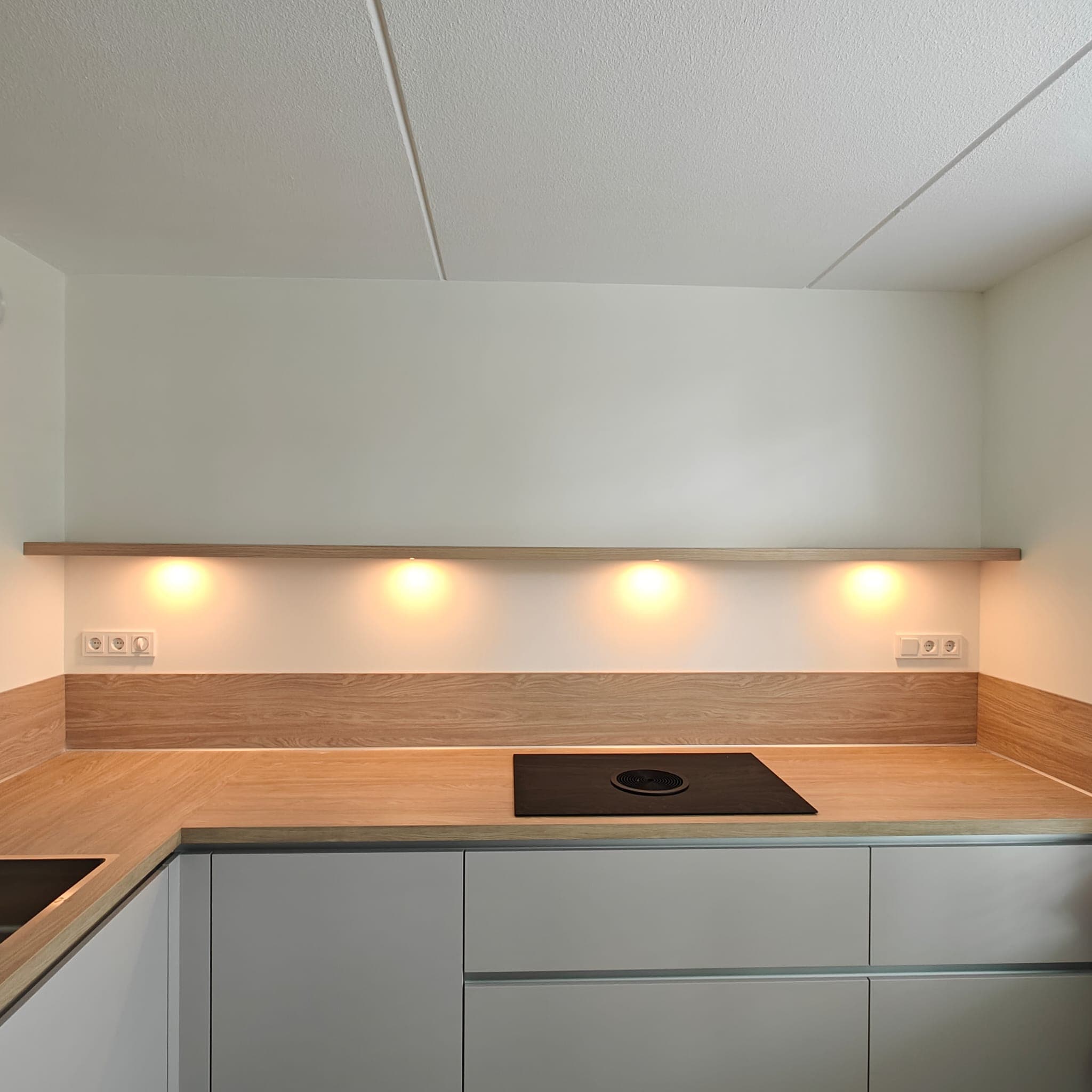 Hoekkeuken met houten accent op maat