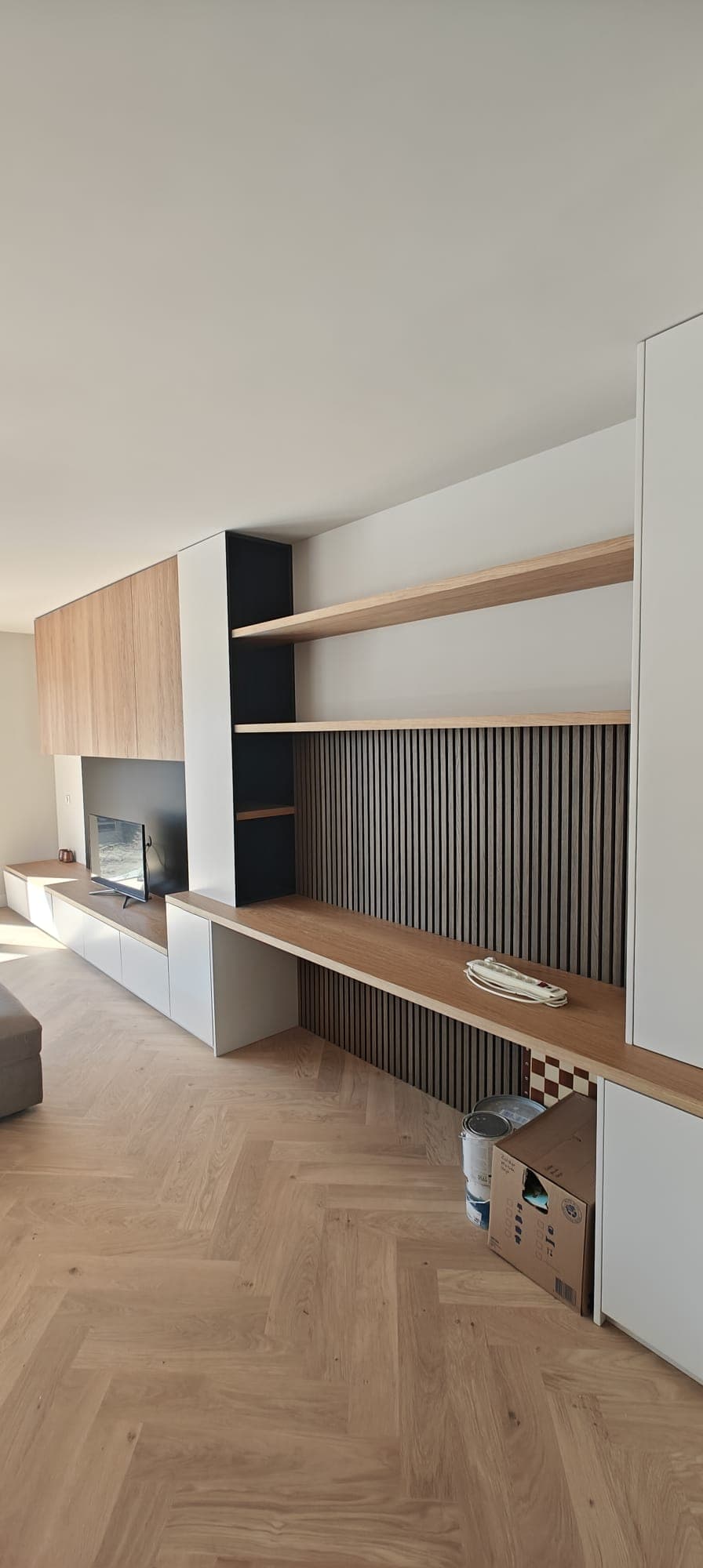 Wandmeubel met open leggers en tv