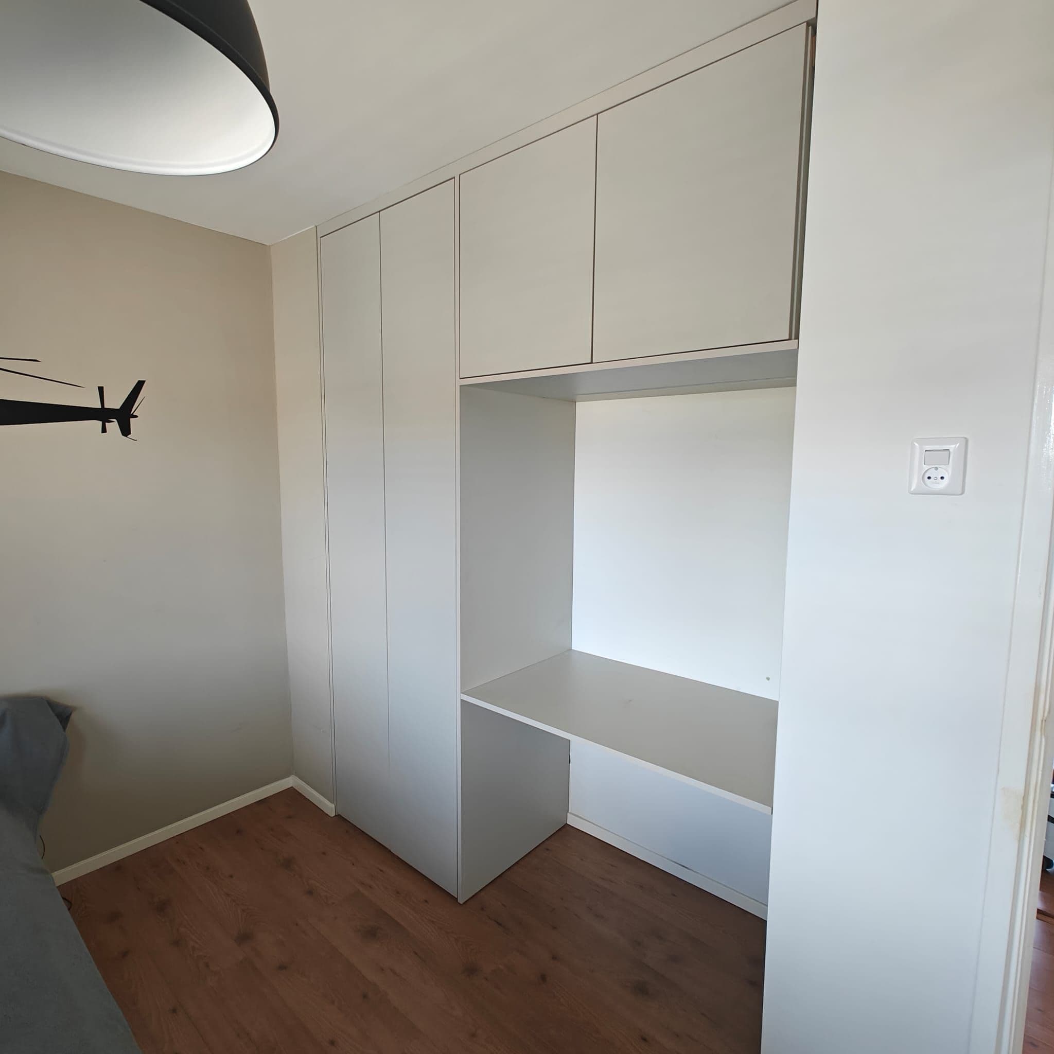 Kledingkast met open nis
