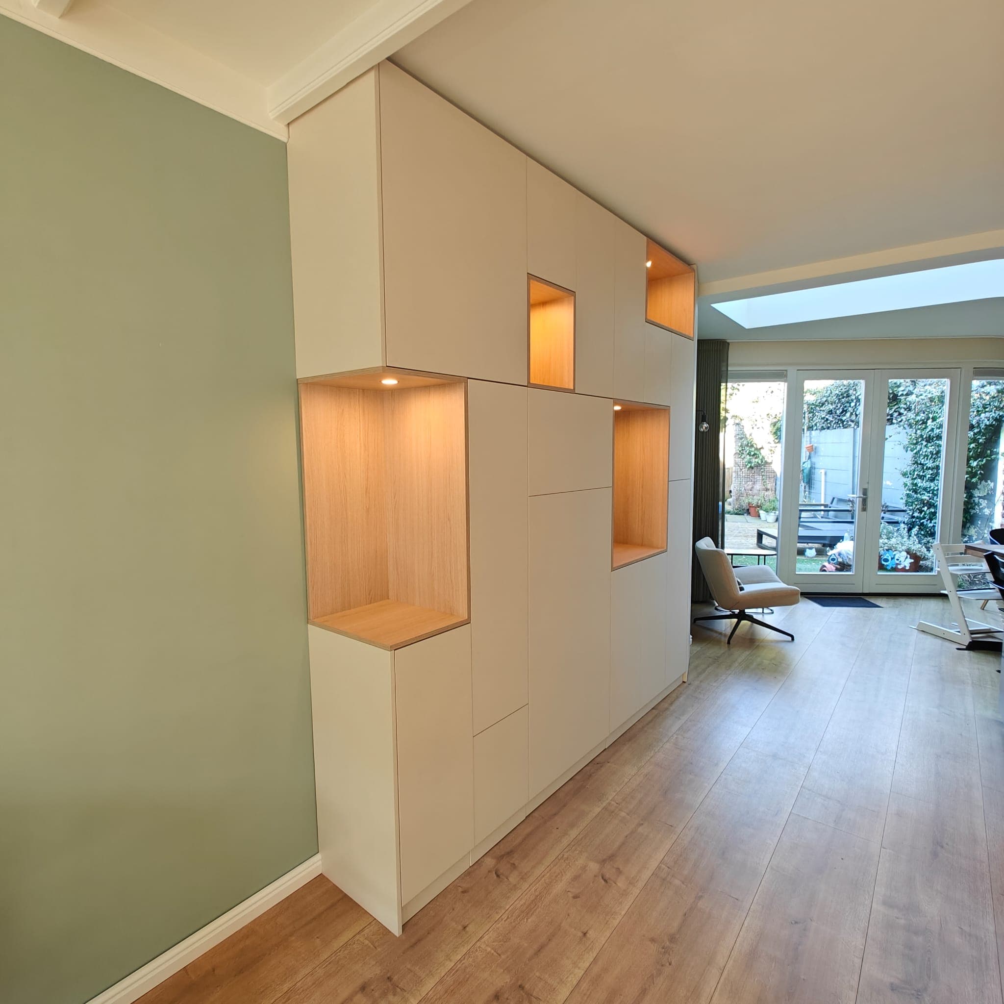 Kastenwand met nissen naar de woonkamer